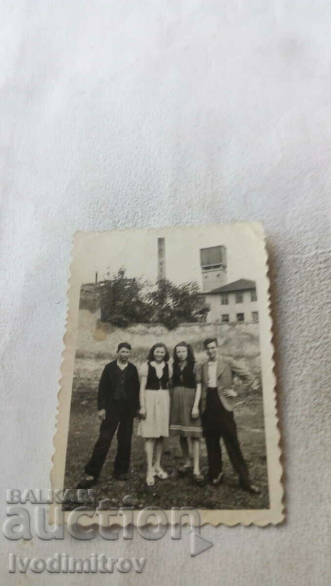 Photo Two girls and two boys in front of TNO factory AD