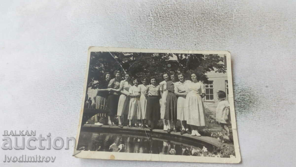 Φωτογραφία Γυναίκες δίπλα στο σιντριβάνι