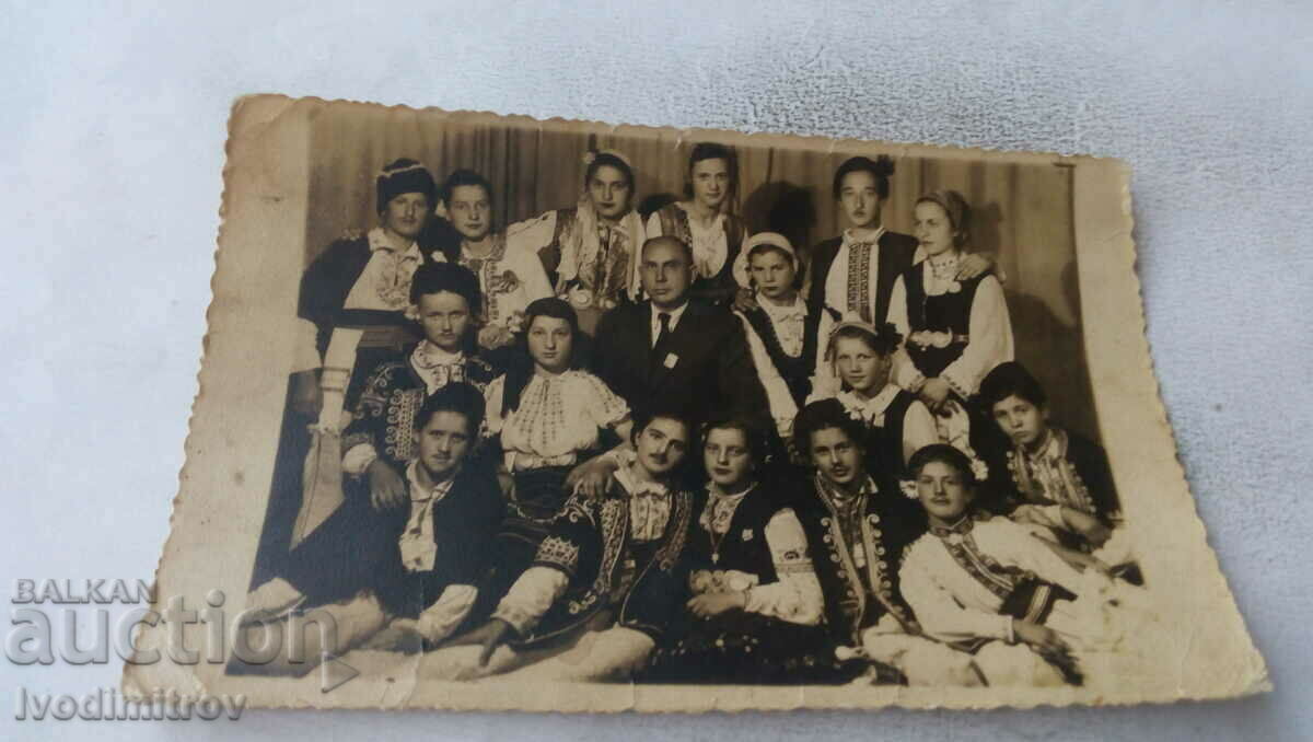 S-ka Elevi din clasa a III-a cu costume populare cu profesorul lor 1941