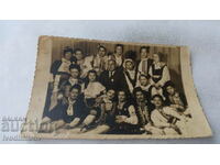 С-ка Ученици от III кл с народни носиси със своя учител 1941