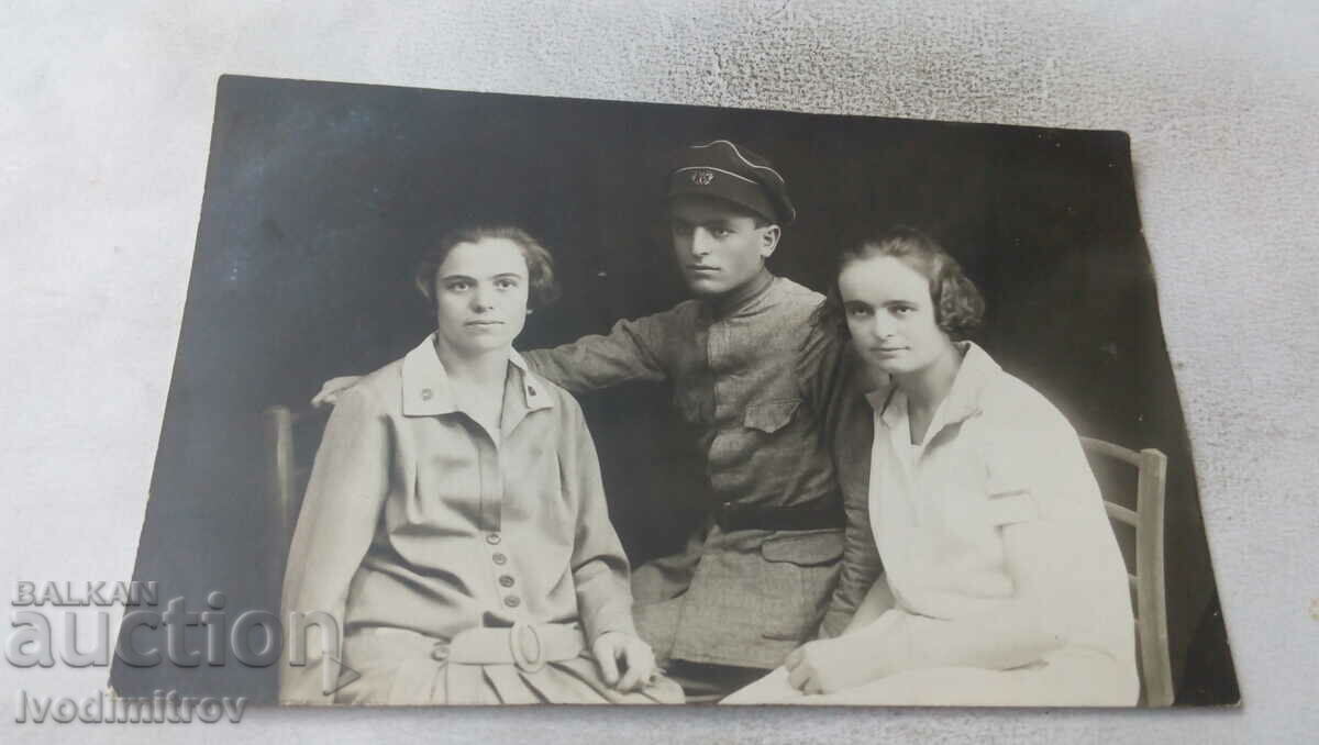Снимка Млад мъж и две млади момичета