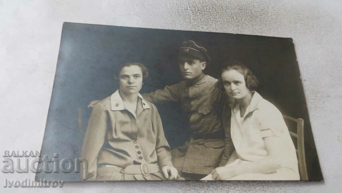 Photo Young man and two young girls
