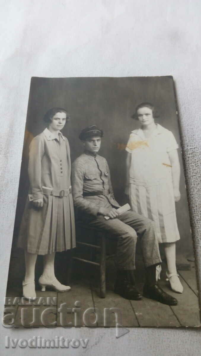 Photo Young man and two young girls