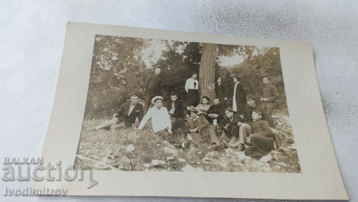 Φωτογραφία Veliko Tarnovo Νέοι άνδρες και γυναίκες στο λιβάδι 1930