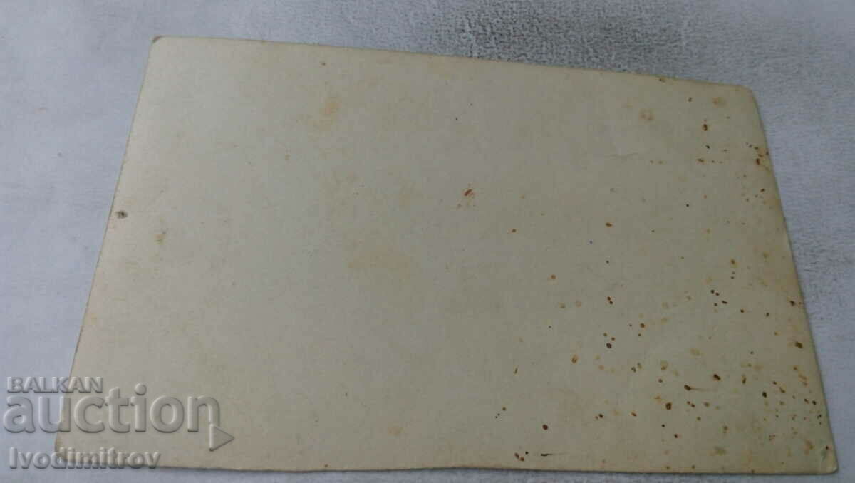 Photo Men and women next to palm trees with price 1.85 BGN | € 0.95 Photo Men and women next to palm trees with price 1.85 BGN | € 0.95