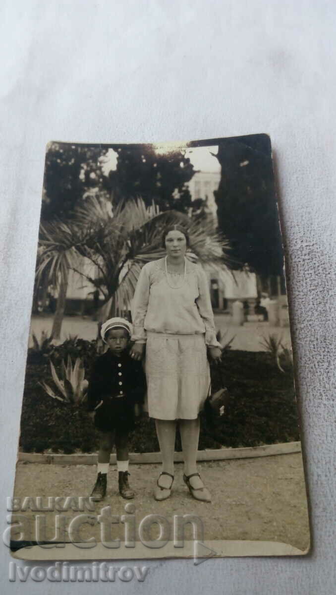 Photo Woman and boy in front of palm trees