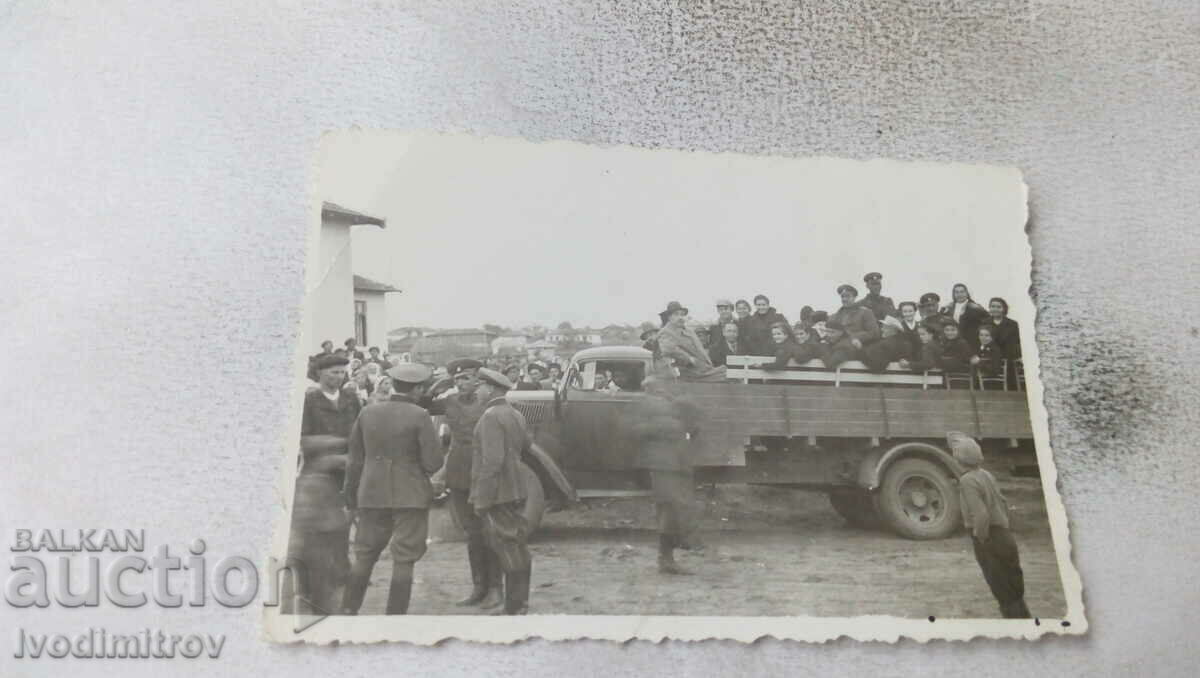 Photo Karnobat Officers and civilians in front of a retro truck