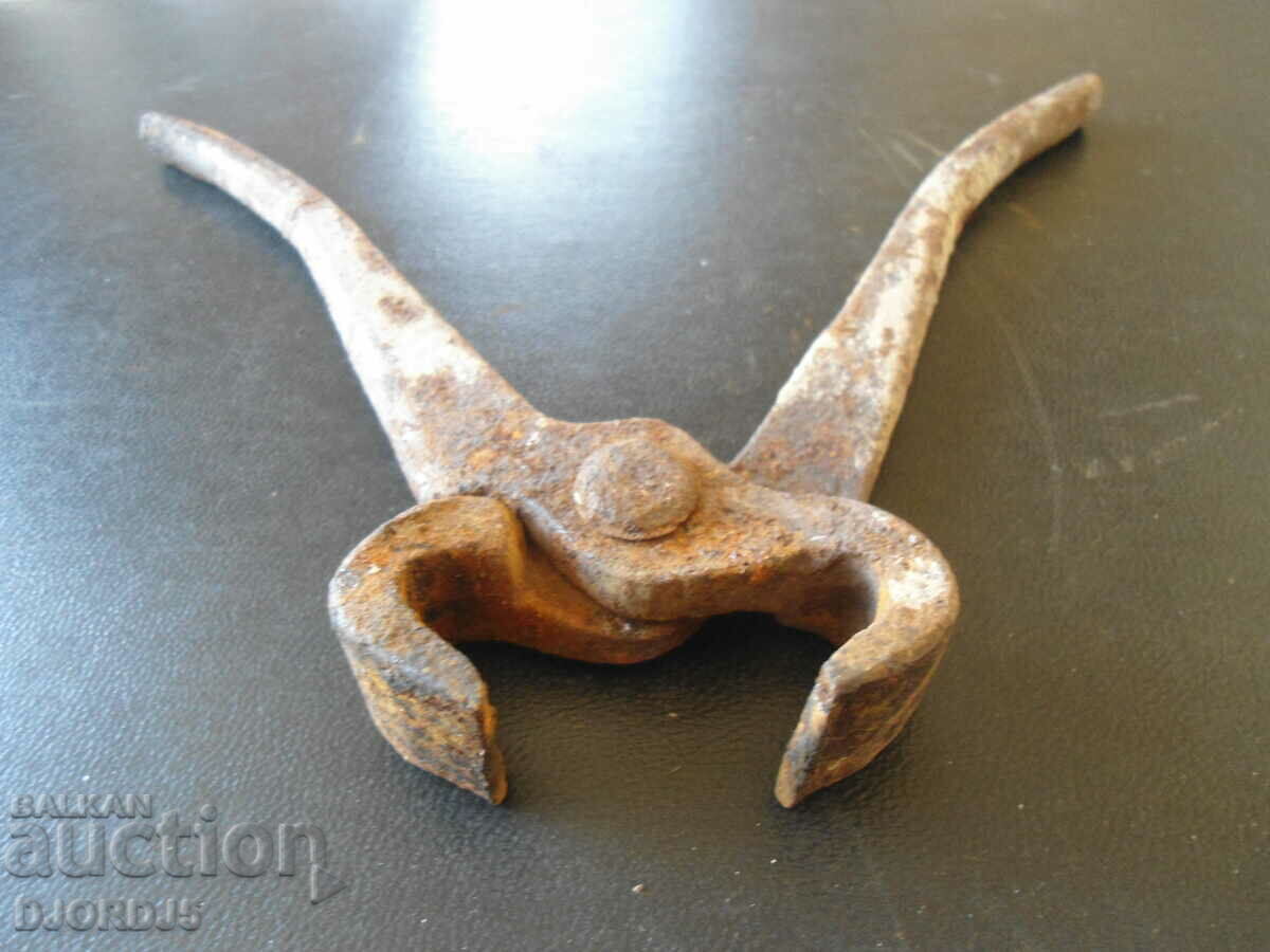 Auction  Old pliers