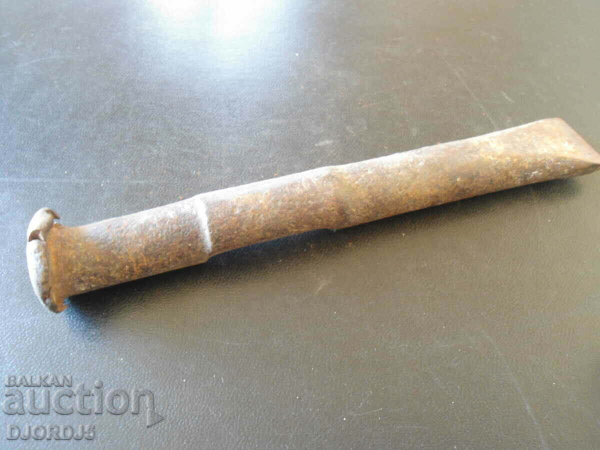 Auction An old tool, a chopper Auction An old tool, a chopper