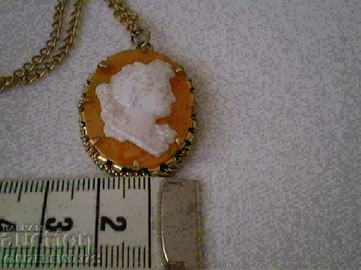 medallion cameo medallion 1960-1970 with price 65.00 BGN | € 33.23 medallion cameo medallion 1960-1970 with price 65.00 BGN | € 33.23