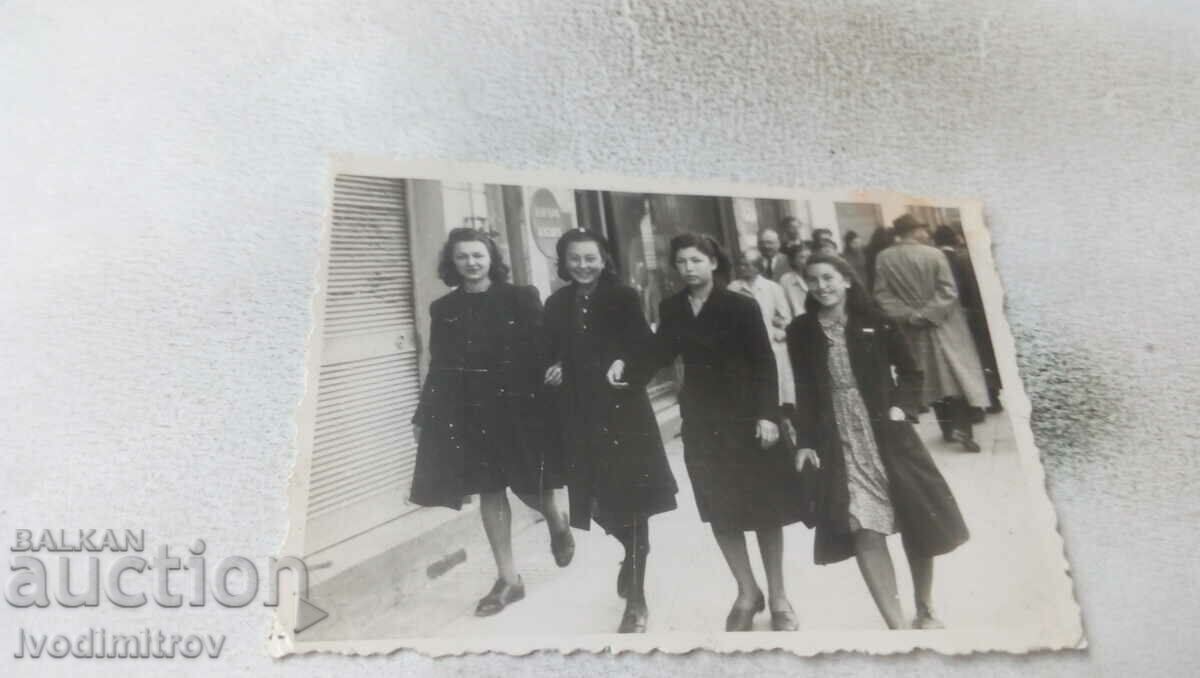 Φωτογραφία Σοφία Τέσσερις νεαρές γυναίκες σε έναν περίπατο
