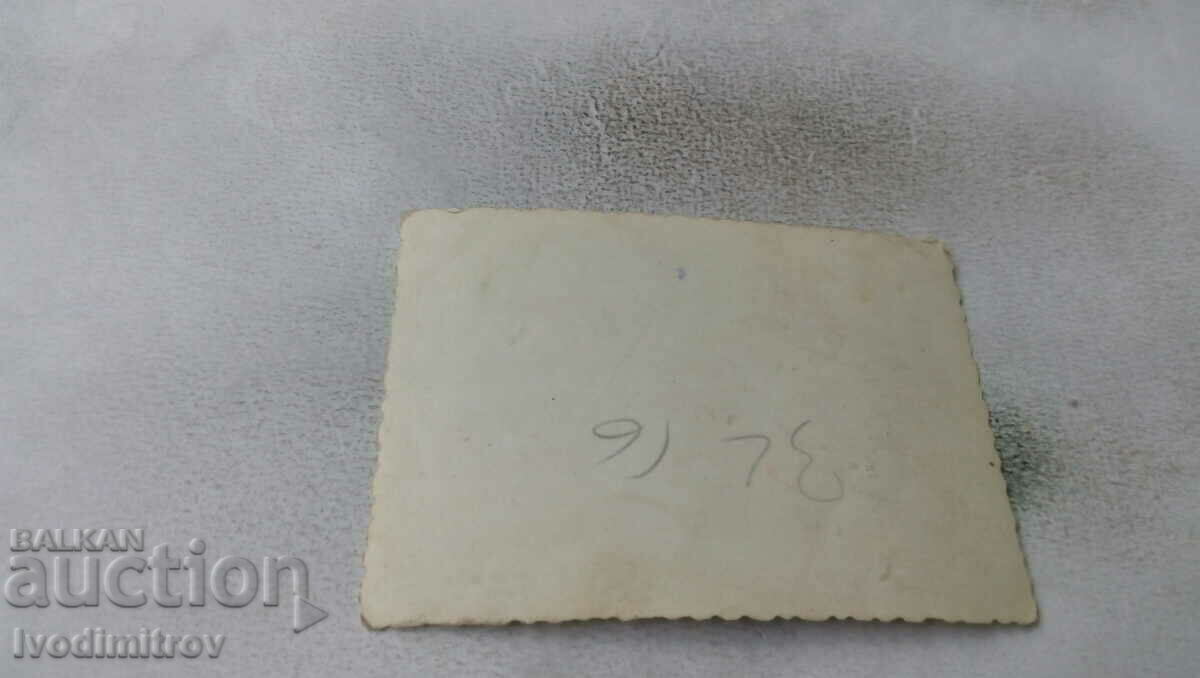 Fotografie Sofia Bărbat femeie și fetiță la plimbare cu preț 2.65 BGN | € 1.35 Fotografie Sofia Bărbat femeie și fetiță la plimbare cu preț 2.65 BGN | € 1.35