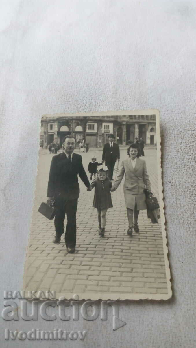 Photo Sofia Man woman and little girl on a walk