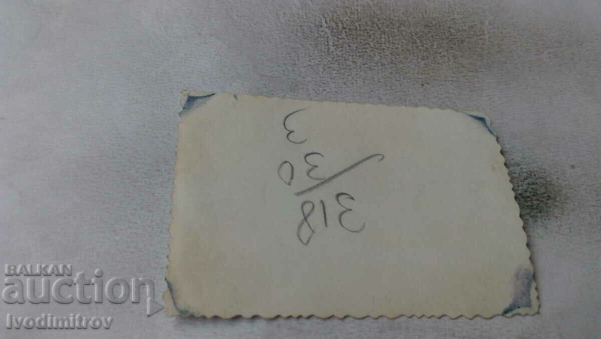 Fotografie Sofia Un bărbat și două femei la plimbare cu preț 2.65 BGN | € 1.35