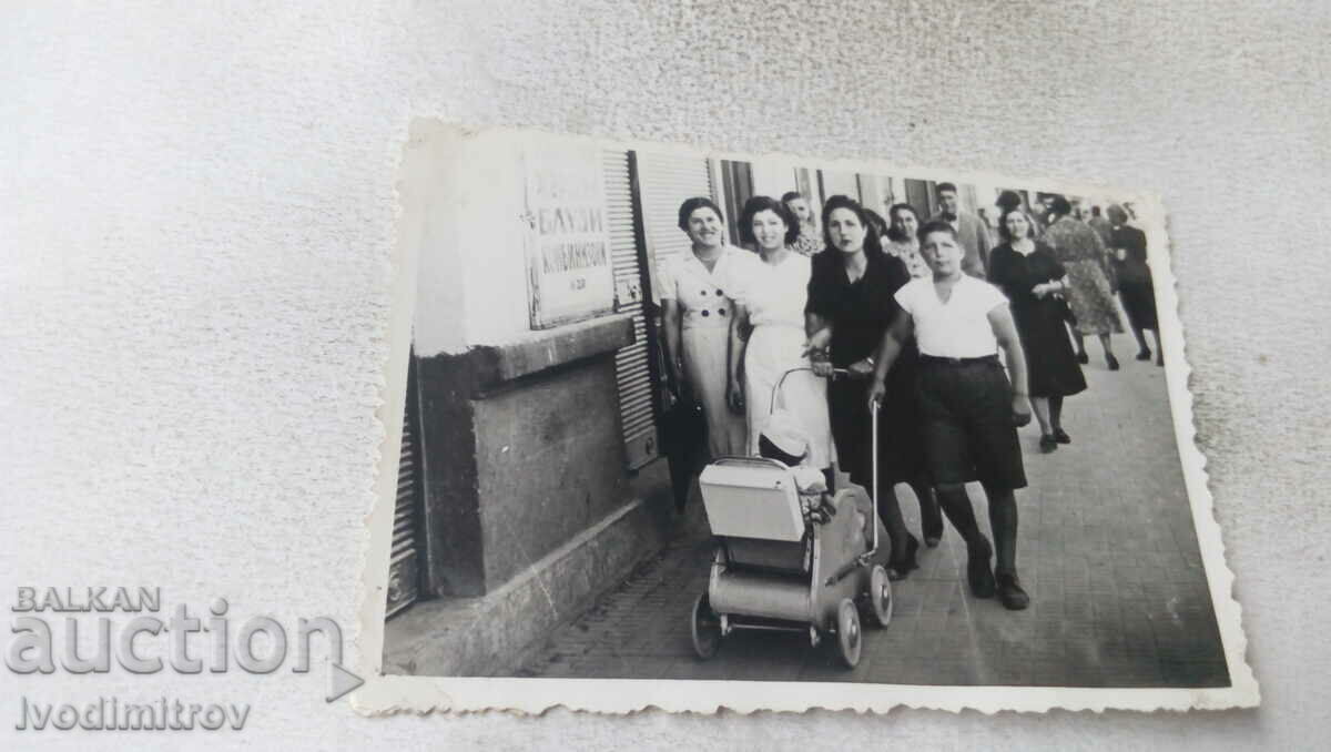 Photo Sofia A boy and three women with a retro stroller on a walk