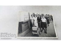 Снимка София Момче и три жени с ретро количка на разходка