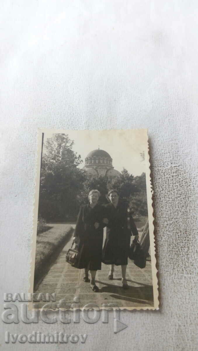 Снимка София Две жени на разходка 1956
