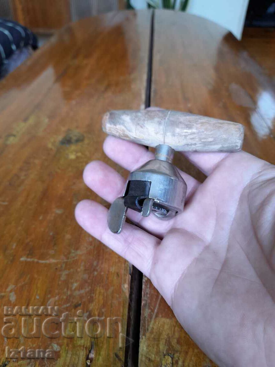 An old can opener with price 15.00 BGN | € 7.67 An old can opener with price 15.00 BGN | € 7.67