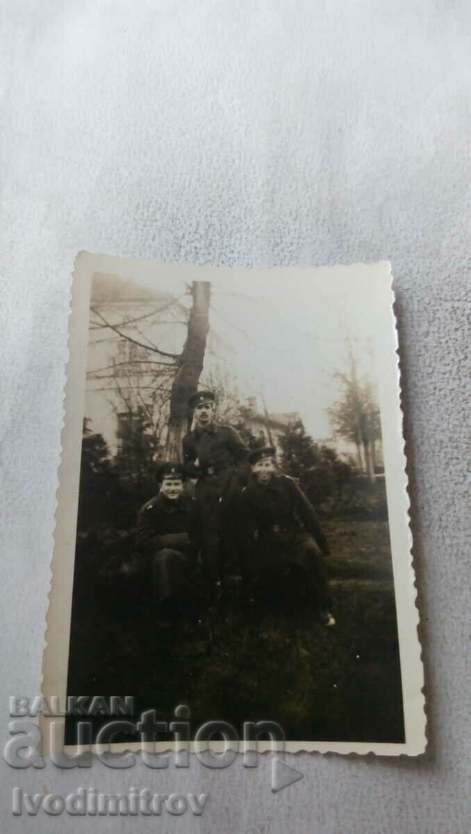 Снимка София Трима войници в О.В.В. лечебница 1942