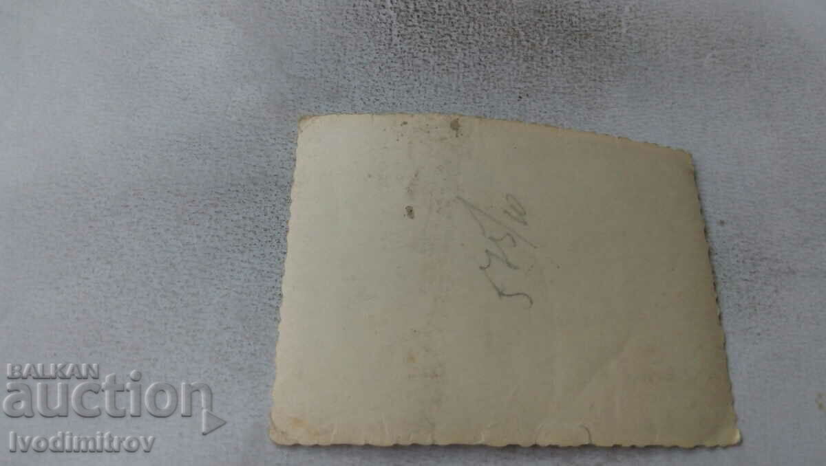 Foto Doi ofițeri la un pahar de bere cu preț 2.35 BGN | € 1.20 Foto Doi ofițeri la un pahar de bere cu preț 2.35 BGN | € 1.20