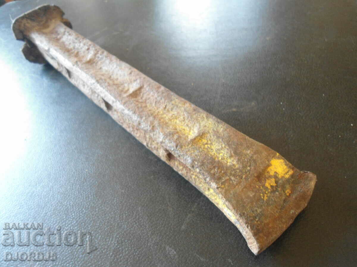 Auction An old tool, a chopper Auction An old tool, a chopper