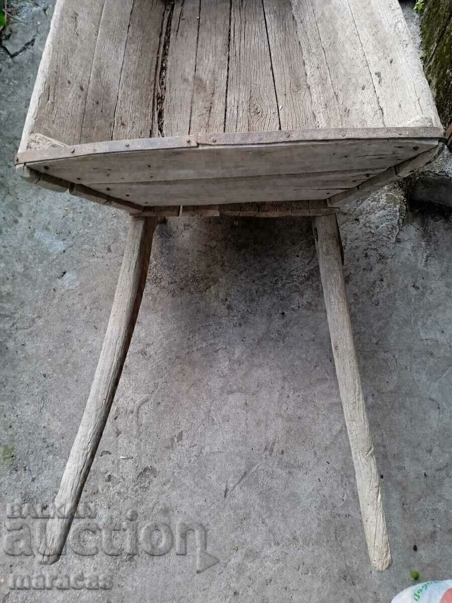 Cărucior vechi din lemn model rar cu preț € 152.88 | 299.01 BGN