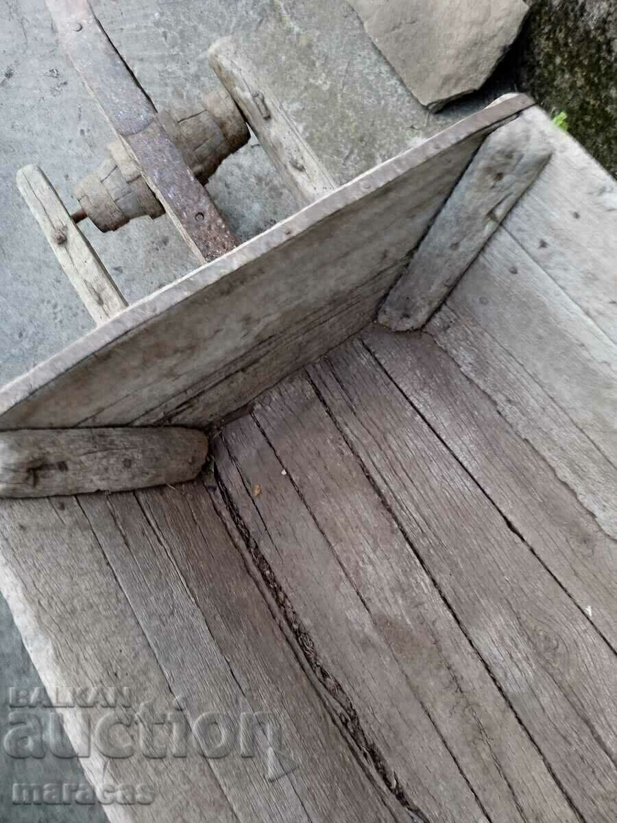 Licitație Cărucior vechi din lemn model rar