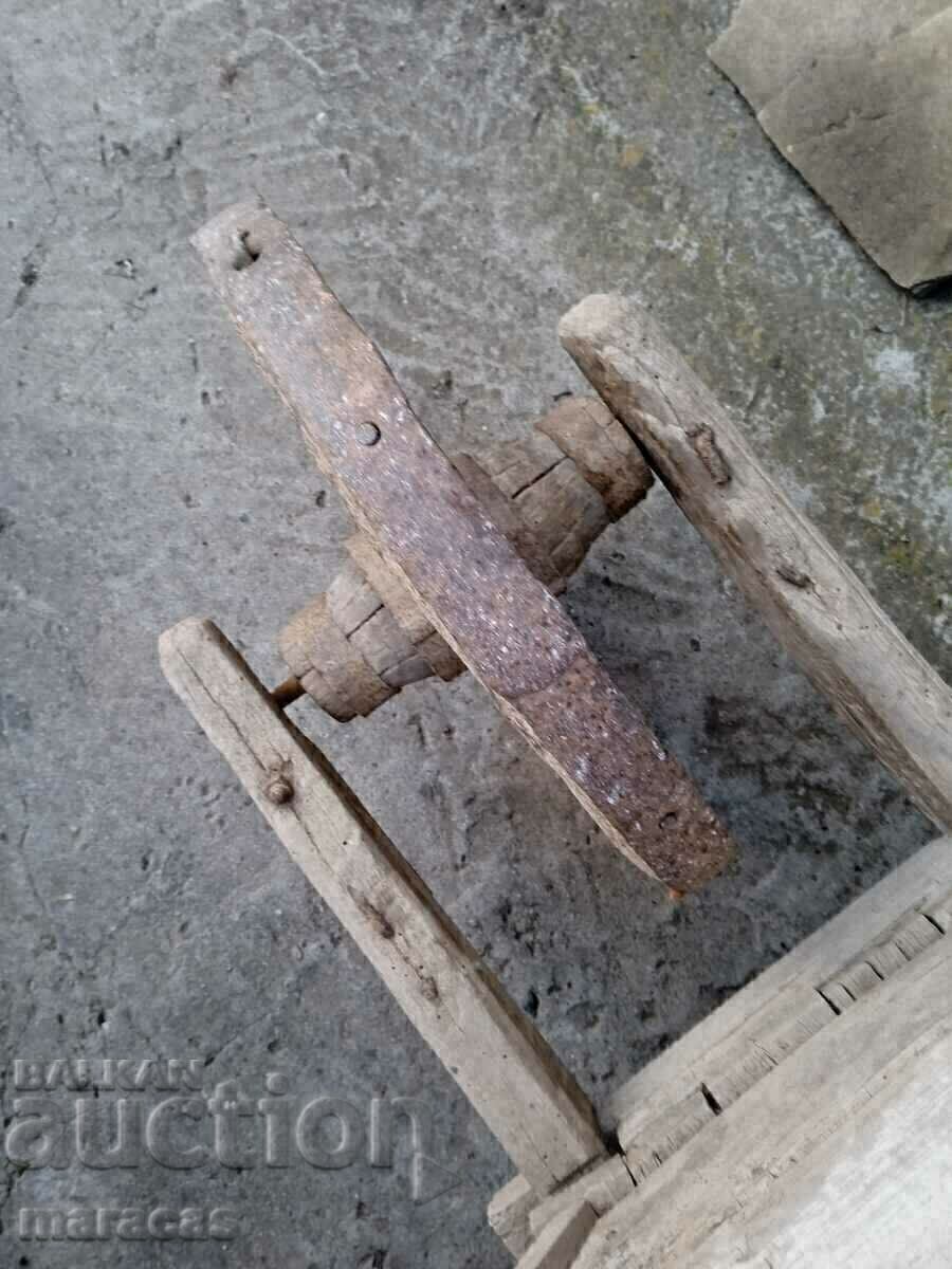 Livrarea Cărucior vechi din lemn model rar