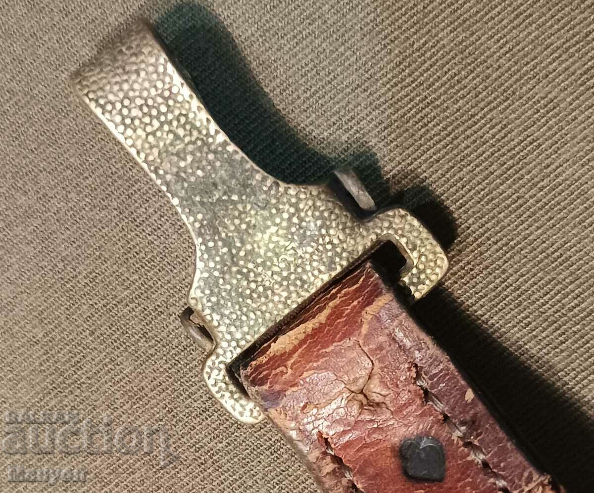 Licitație Vând un vechi port de sabie regală.