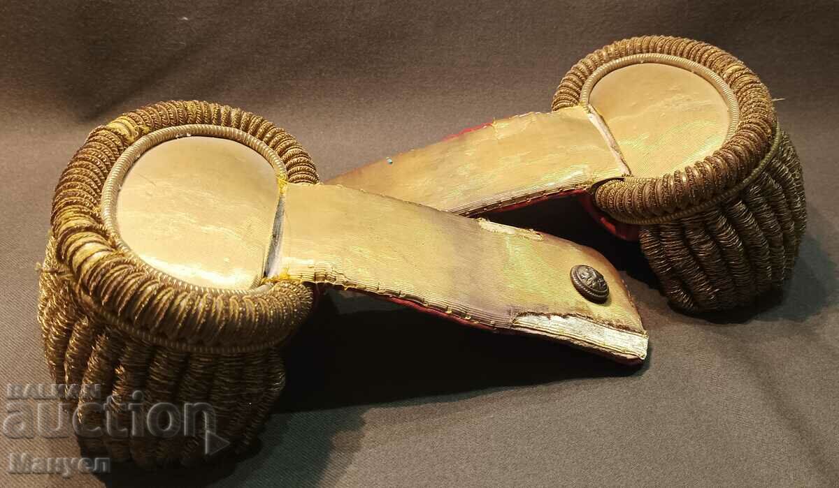 Delivery of I am selling old royal epaulets.