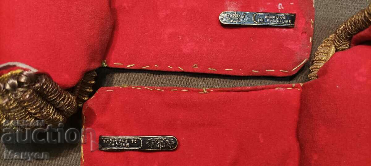 I am selling old royal epaulets. - 7