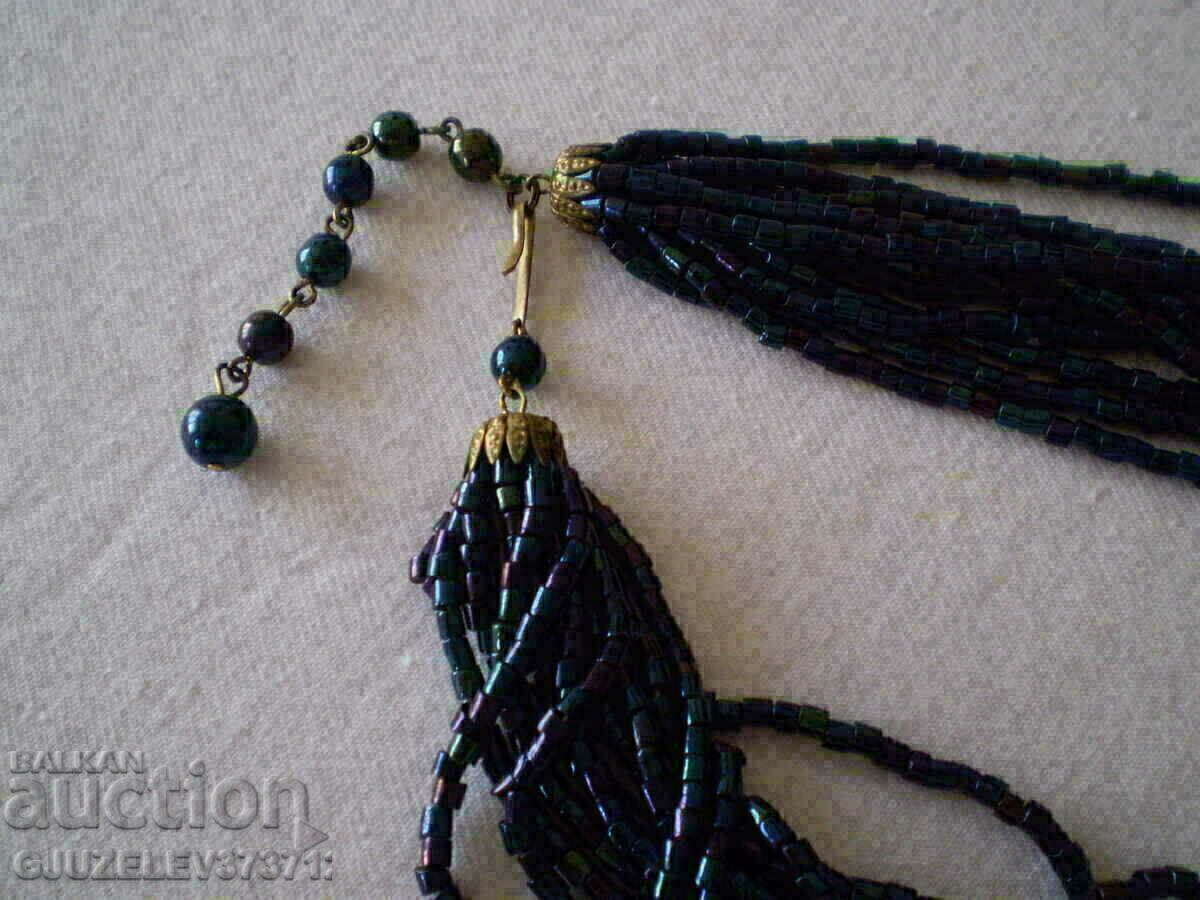 Auction Old lady's glass bead necklace Auction Old lady's glass bead necklace