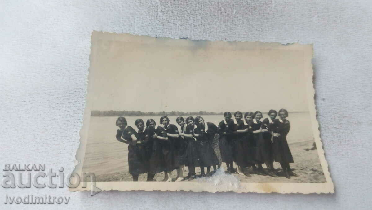 Photo Ruse Schoolgirls on the banks of the Danube