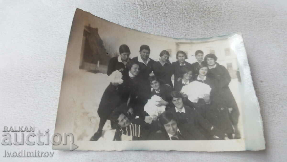 Photo Ruse Schoolgirls with snowballs