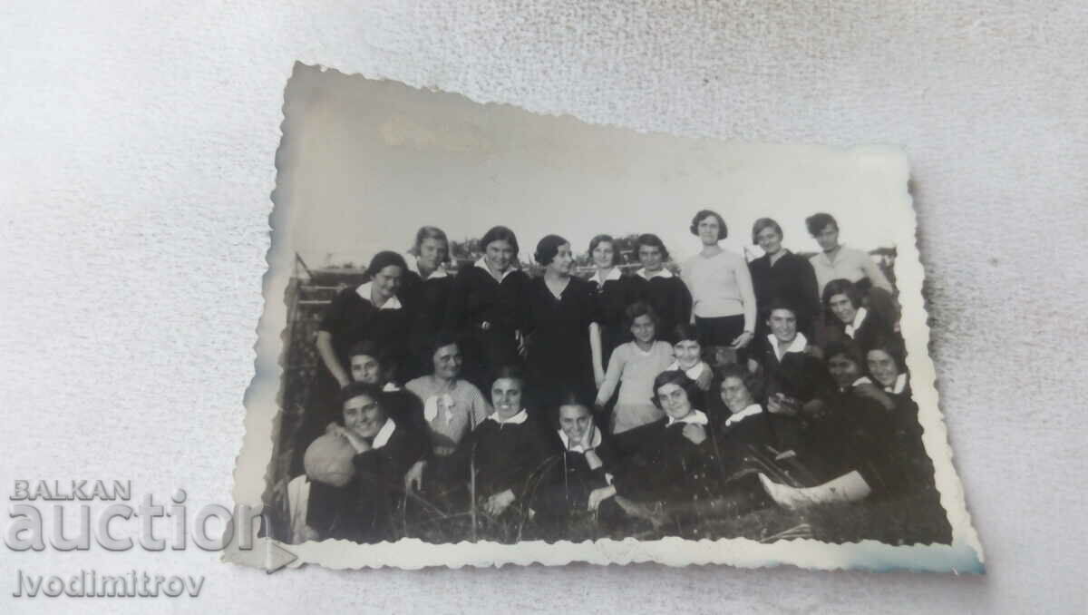 Fotografie Ruse Scolărițe cu profesorul lor
