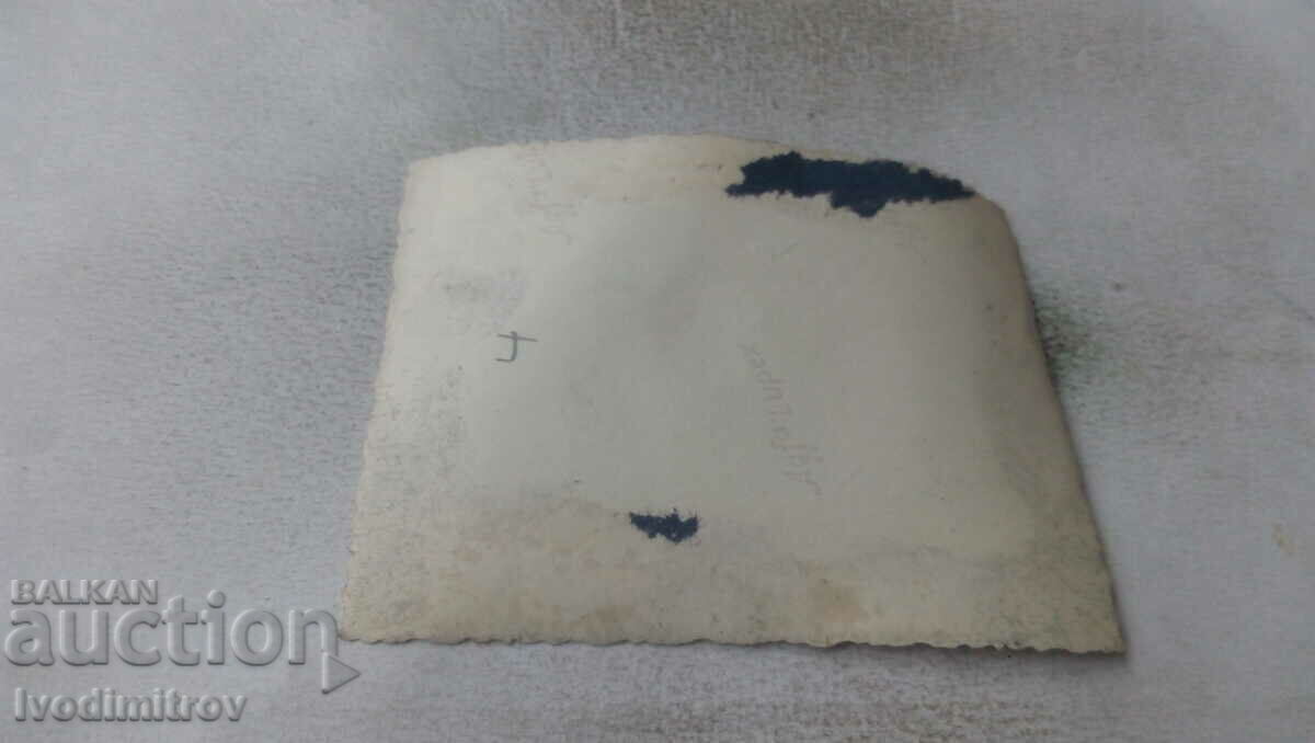 Φωτογραφία Ruse Μαθήτρια σε ένα παγκάκι στο πάρκο με τιμή 2.35 BGN | € 1.20 Φωτογραφία Ruse Μαθήτρια σε ένα παγκάκι στο πάρκο με τιμή 2.35 BGN | € 1.20