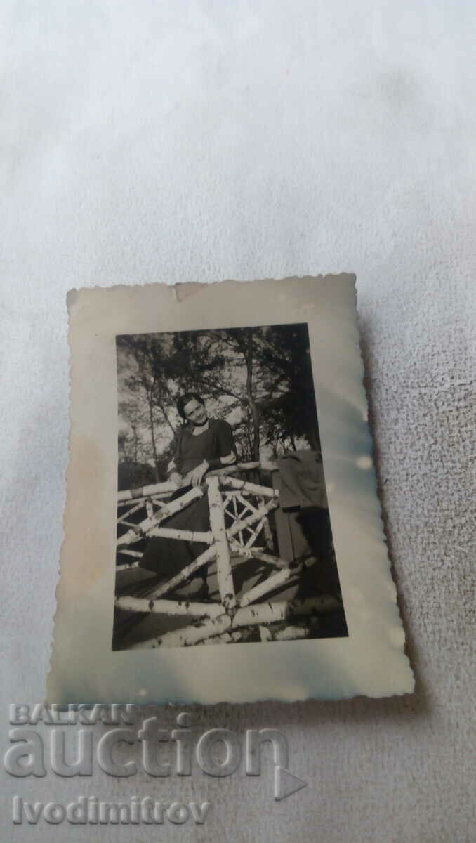 Photo Ruse Schoolgirl on a birch bridge in the park