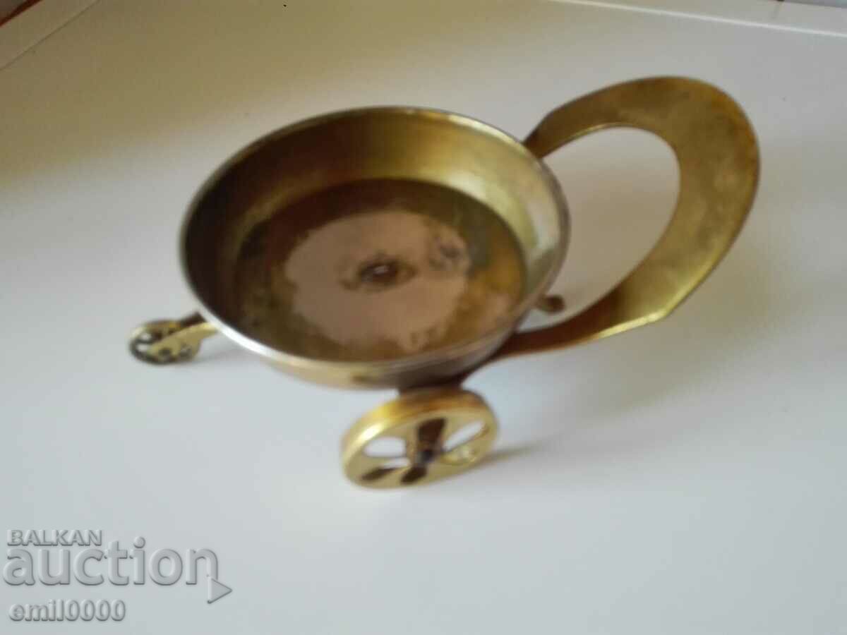 Παράδοση Ορειχάλκινη σχάρα κρασιού. Παράδοση Ορειχάλκινη σχάρα κρασιού.