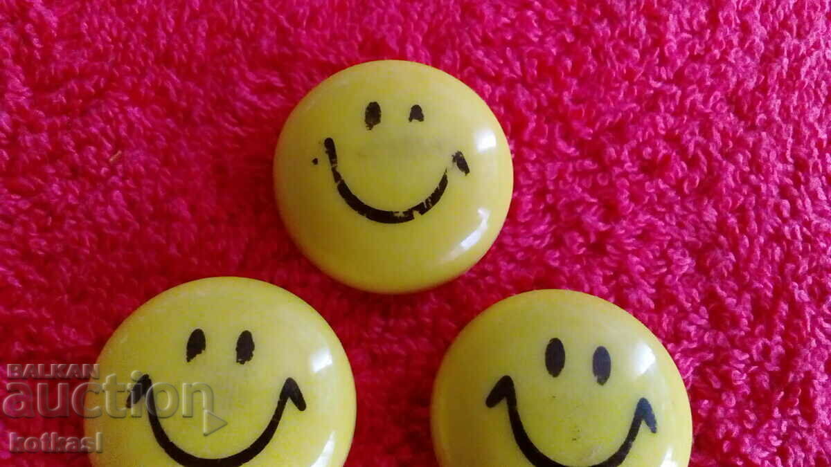 Auction Souvenirs Lot 3 pcs. Fridge magnets Smiles Auction Souvenirs Lot 3 pcs. Fridge magnets Smiles