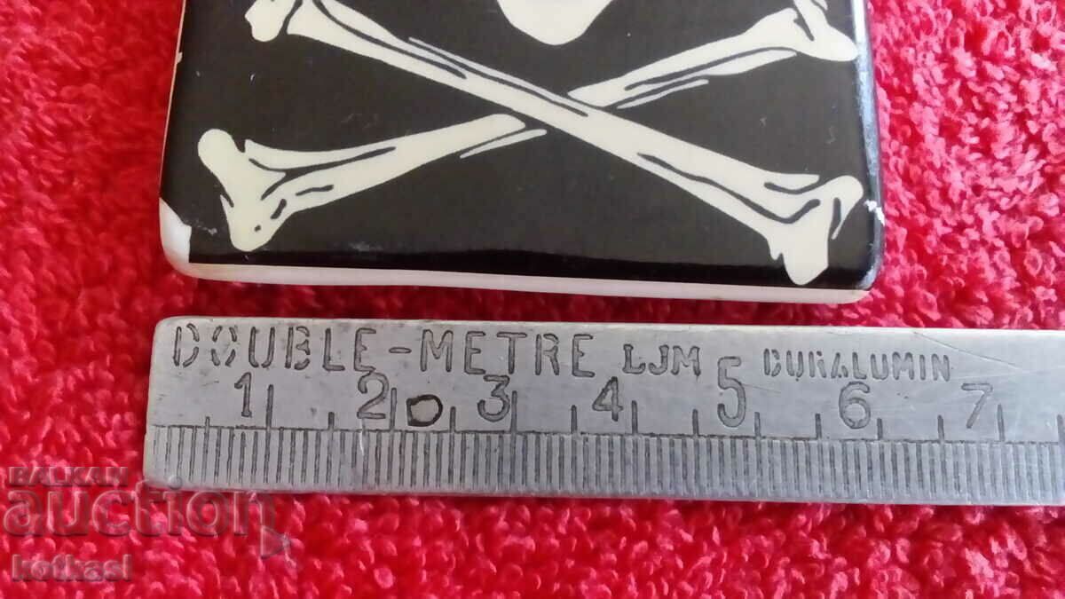 Сувенир керамика Магнит за хладилник Пират Череп с цена 5.50 лв. | € 2.81 Сувенир керамика Магнит за хладилник Пират Череп с цена 5.50 лв. | € 2.81