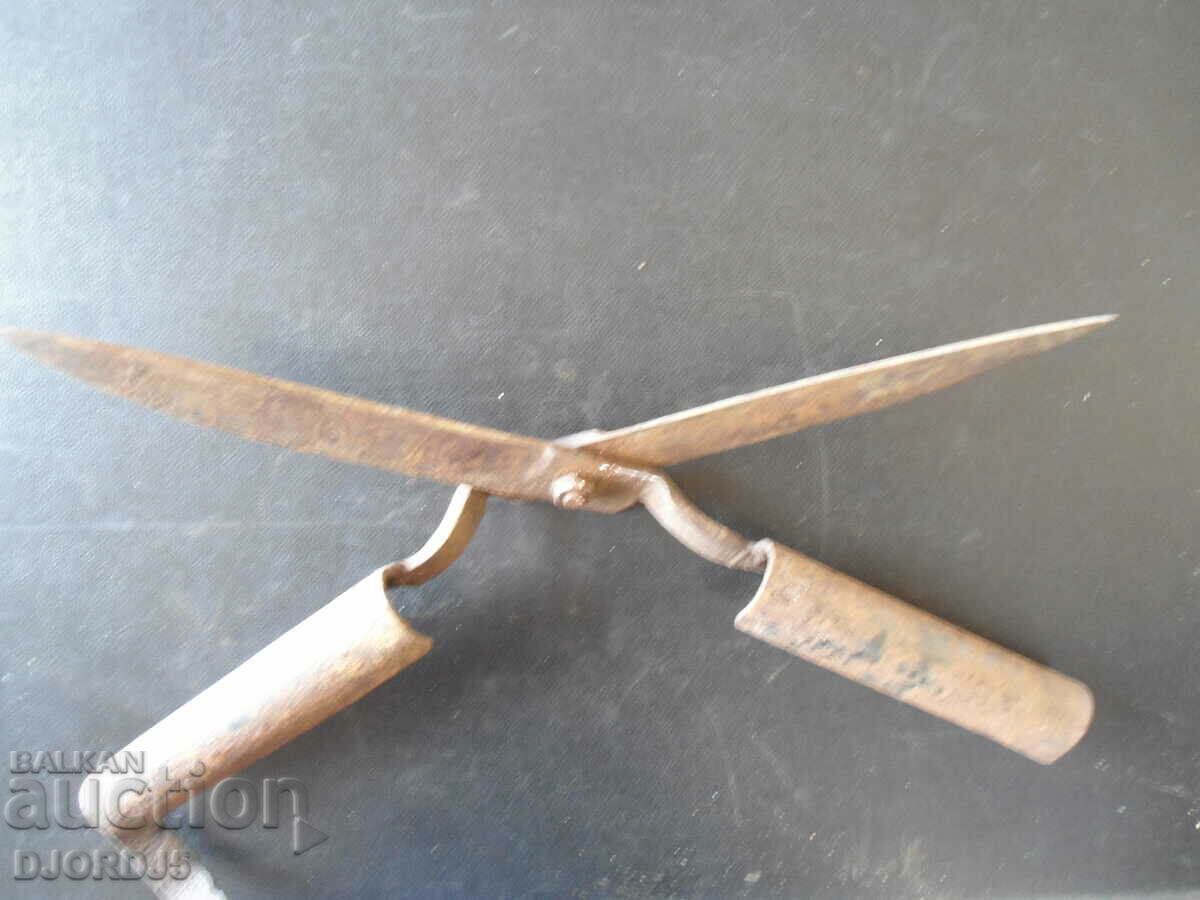 Old garden scissors with price 4.00 BGN | € 2.05 Old garden scissors with price 4.00 BGN | € 2.05