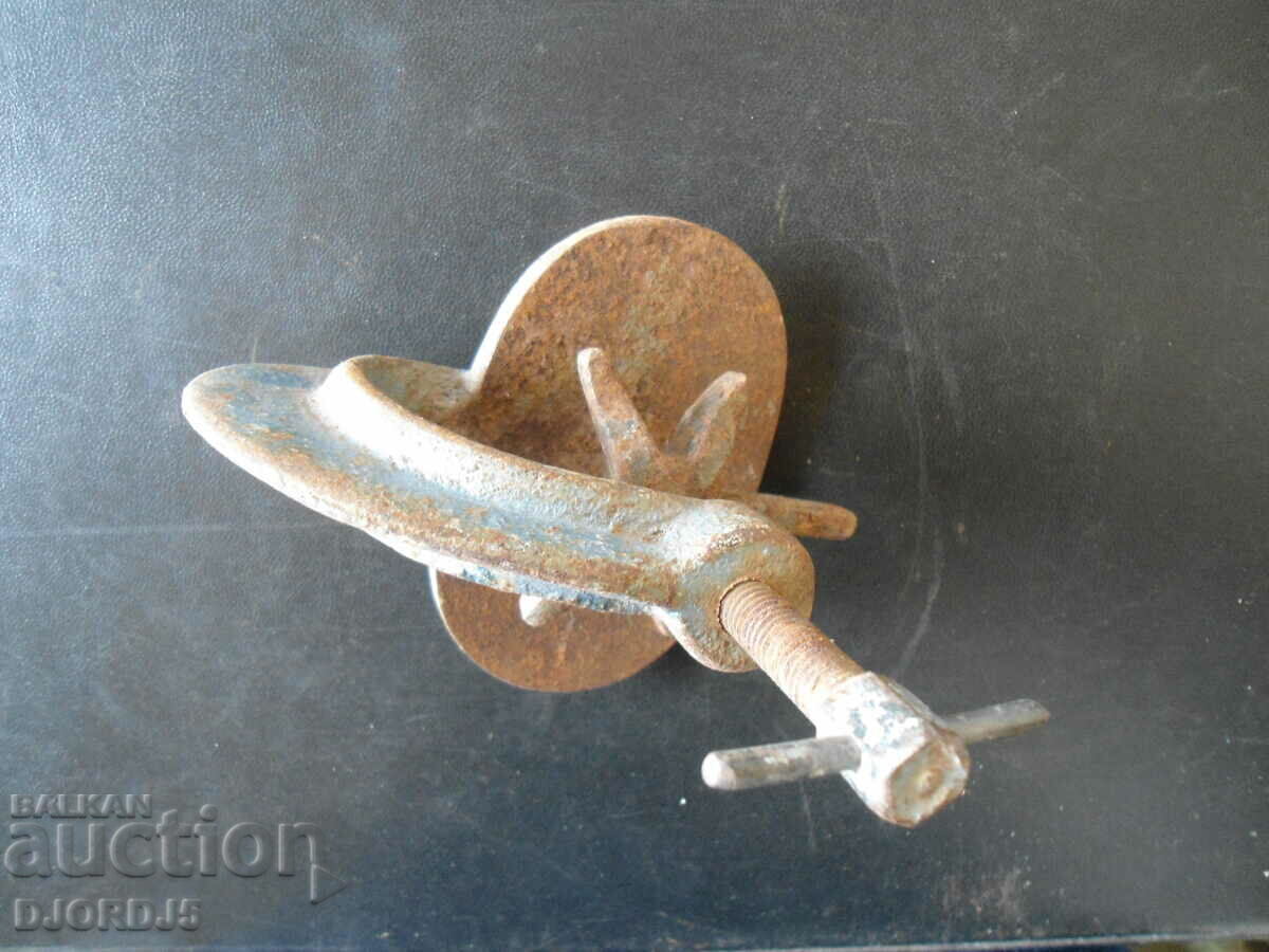 Old clamp, vulcanizer with price 5.00 BGN | € 2.56 Old clamp, vulcanizer with price 5.00 BGN | € 2.56