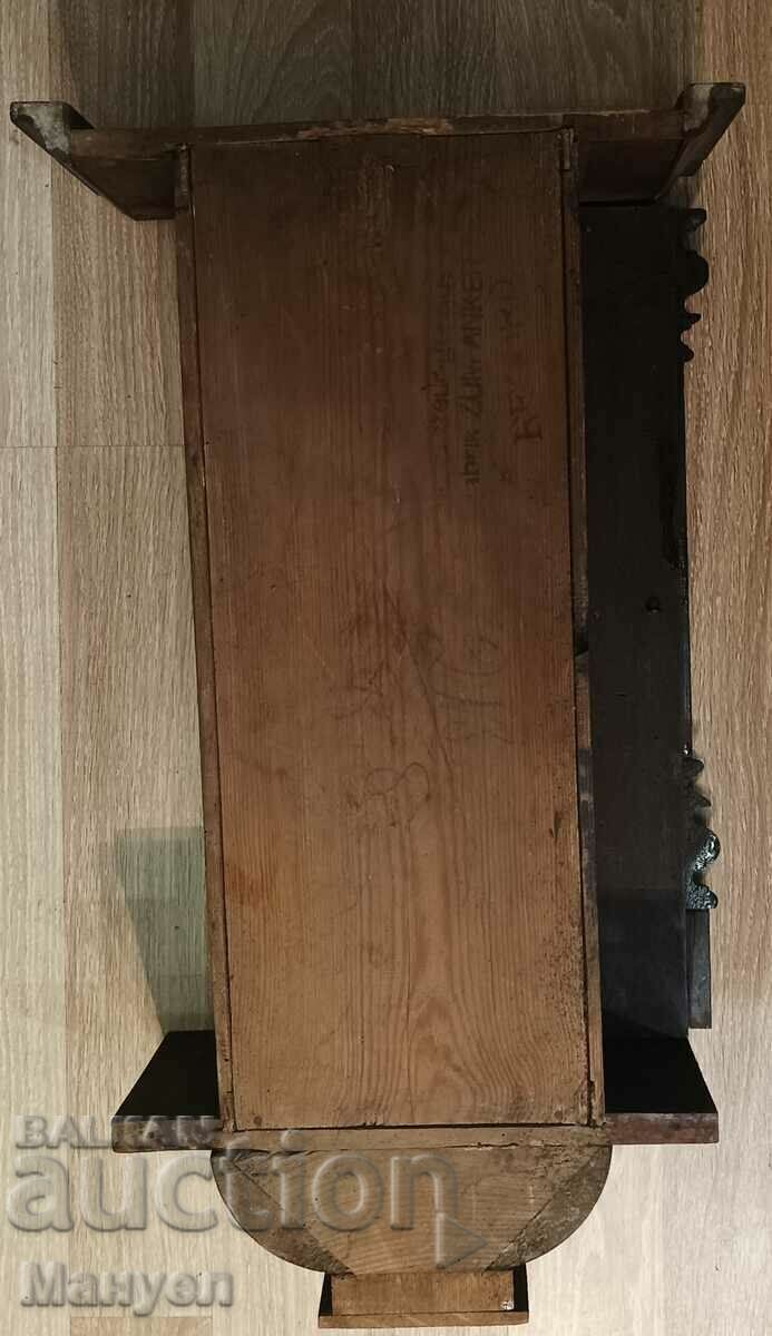 Auction I am selling an old wall clock box. Auction I am selling an old wall clock box.