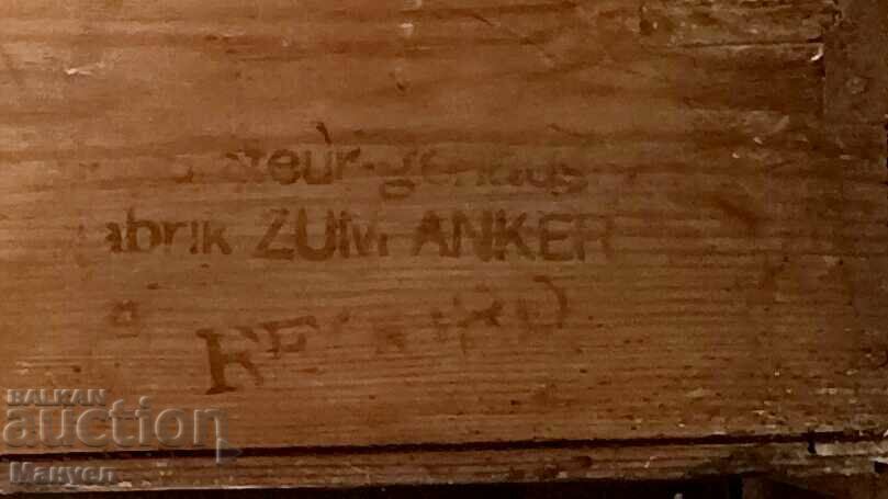 Delivery of I am selling an old wall clock box. Delivery of I am selling an old wall clock box.