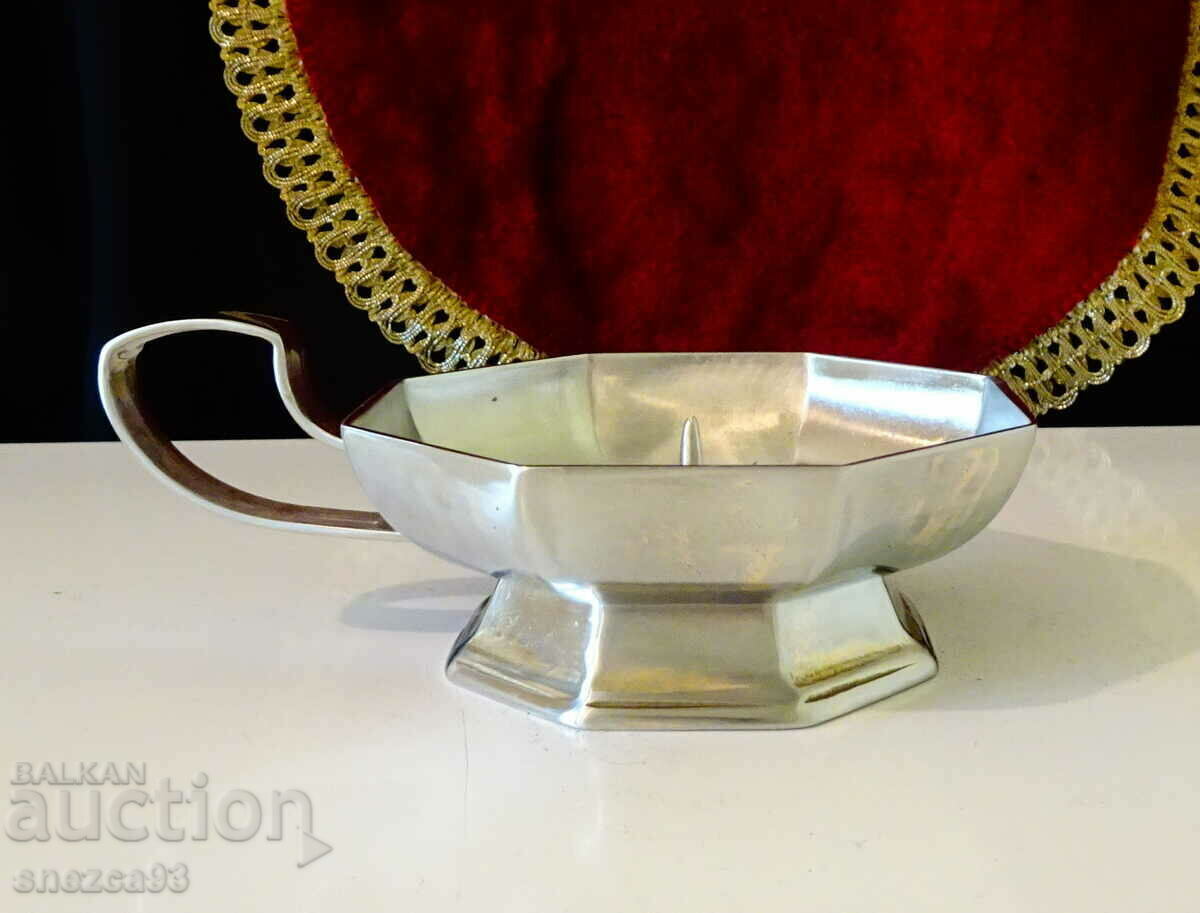 Delivery of An octagonal tin candlestick. Delivery of An octagonal tin candlestick.