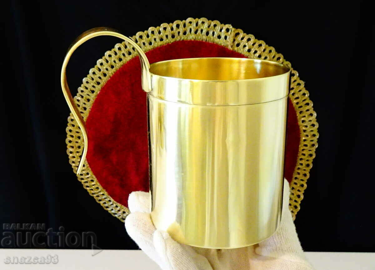 Auction Brass cup, beaker ladle for 500 ml. Auction Brass cup, beaker ladle for 500 ml.