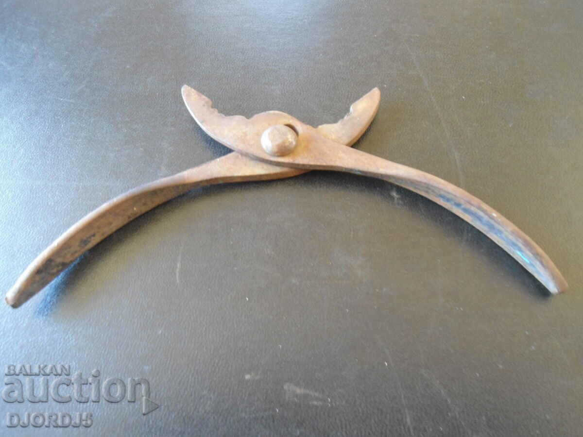 Old pliers with price 3.00 BGN | € 1.53 Old pliers with price 3.00 BGN | € 1.53