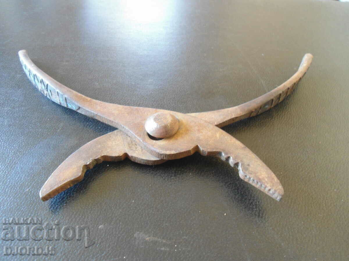 Auction Old pliers Auction Old pliers