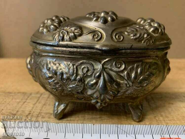 Cutie de bijuterii din metal deosebit de frumoasă-Regatul Bulgariei-2 cu preț € 12.00 | 23.47 BGN