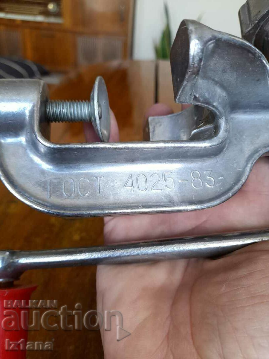 Delivery of Old aluminum meat grinder Delivery of Old aluminum meat grinder